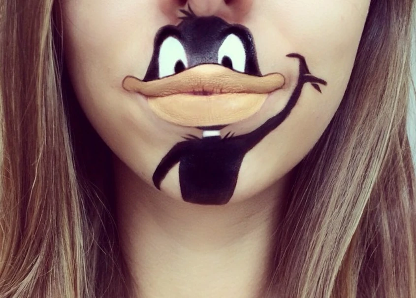 Гримьорка превръща устните си в любими анимационни герои