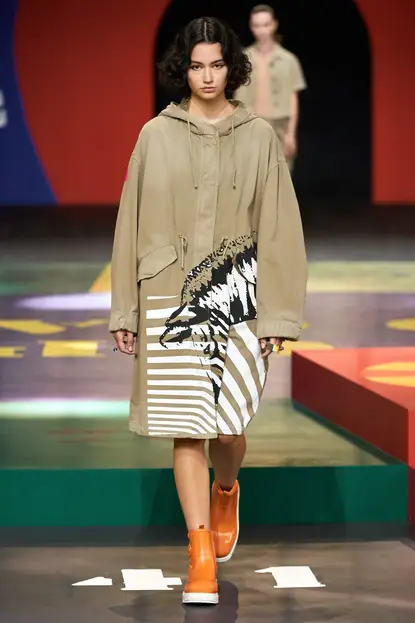 Белослава Хинова отново дефилира за Шанел