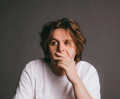 Lewis Capaldi представи романтичната си балада “Pointless”