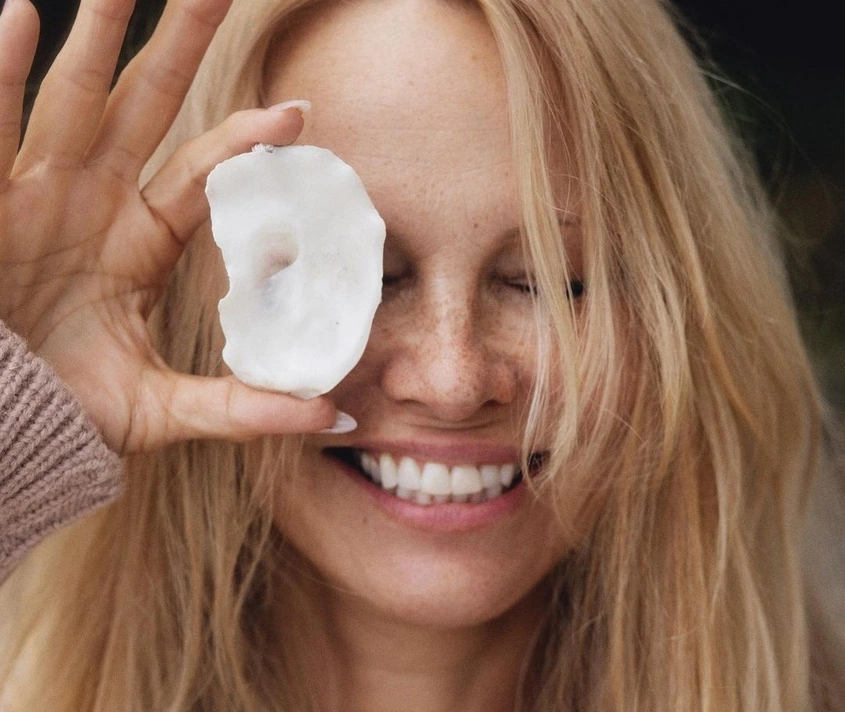 Памела Андерсън: ''Естествената жена има своя собствена история - чувствена, смела и мъдра''