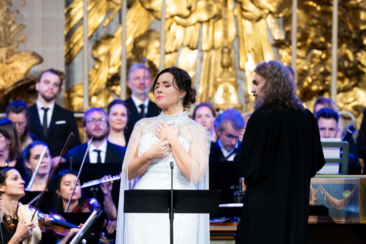 Соня Йончева представи за първи път концерта Коледа във Версай в кралския параклис на прочутия френски дворец