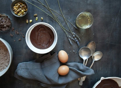 Вкусни пурички пълнени с лимонов крем, бадеми и черен шоколад