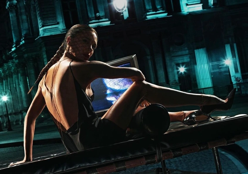 Колието на гърба е новата тенденция според знаменитостите