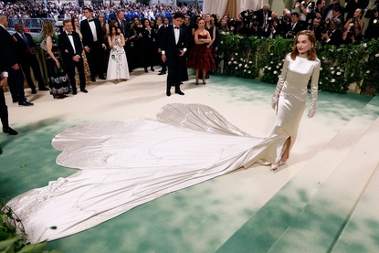 Изабел Юпер и сватбената рокля създадена от Balenciaga