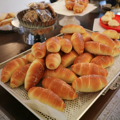 Пикантни кифлички с чедър, пеперони и халапеньо