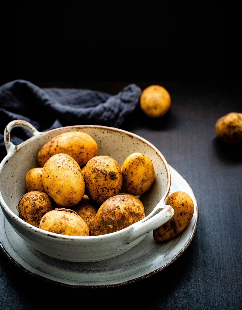 Пълнени картофи с чедър, салсиче и див лук