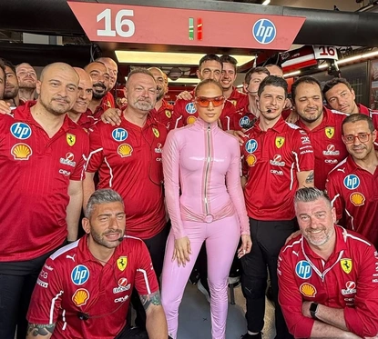 Pink Power: Дженифър Лопес доказа, че скоростта и стилът вървят ръка за ръка на F1 в Саудитска Арабия