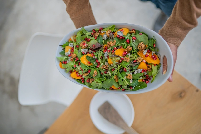 Италианска салата Лоло Росо с орехи, боровинки и пармезанов чипс – здравословно и вкусно лятно предложение