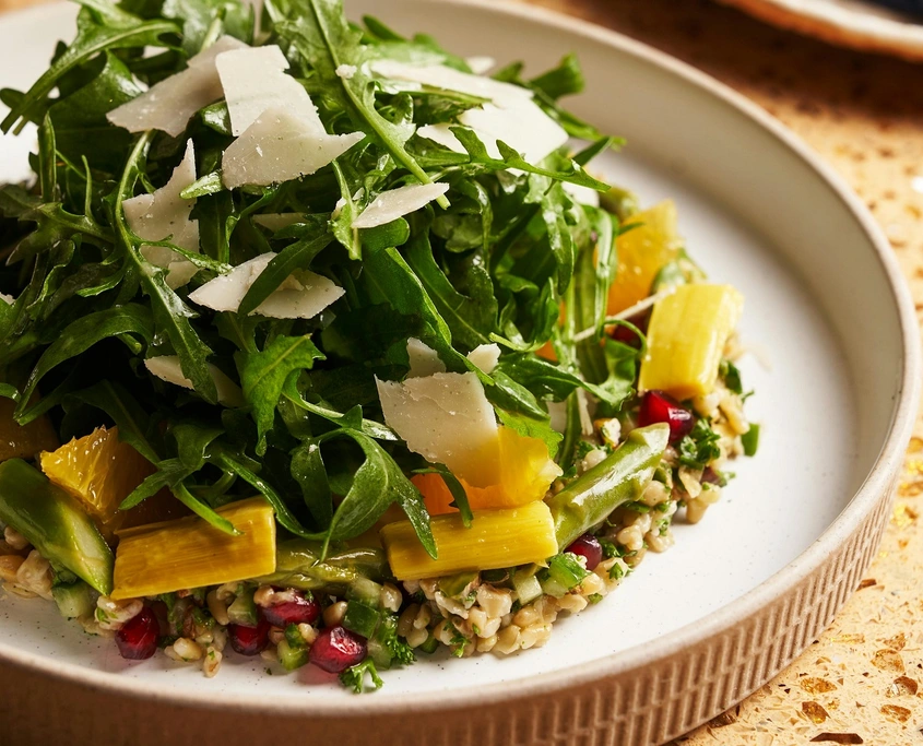 Лятна салата от рукола с Горгонзола, глазирани орехи и портокали – наслада за сетивата и душата