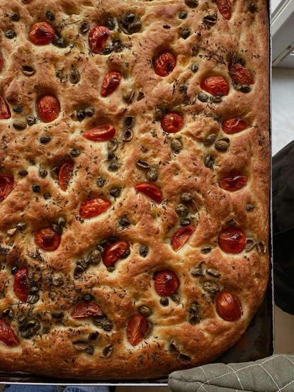 Италианска чеснова фокача с маслини, зехтин и пармезан – вкусно плоско хлебче, което можете да добавите към любимите си ястия