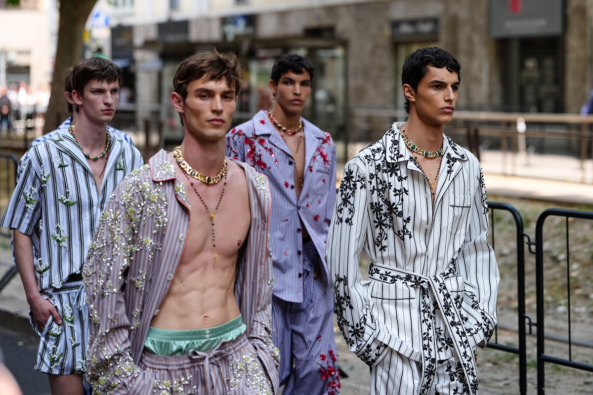 От спалнята към подиума: Dolce & Gabbana представят колекцията ''Pyjama Boys''