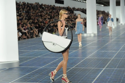Историята на чантата Hula Hoop или когато Карл Лагерфелд беше начело на Chanel