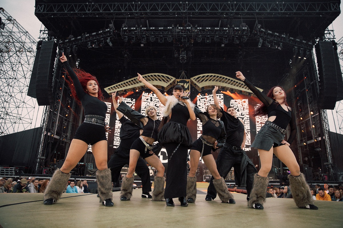 Дара изненада Роби Уилямс с ''Притури се планината''