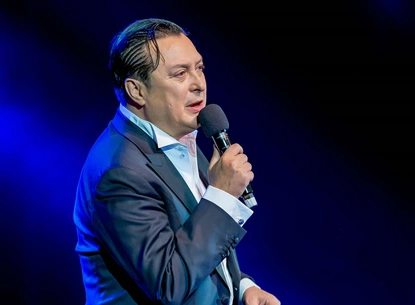Васил Петров пя в дворец във венеция и тръгва на грандиозно турне