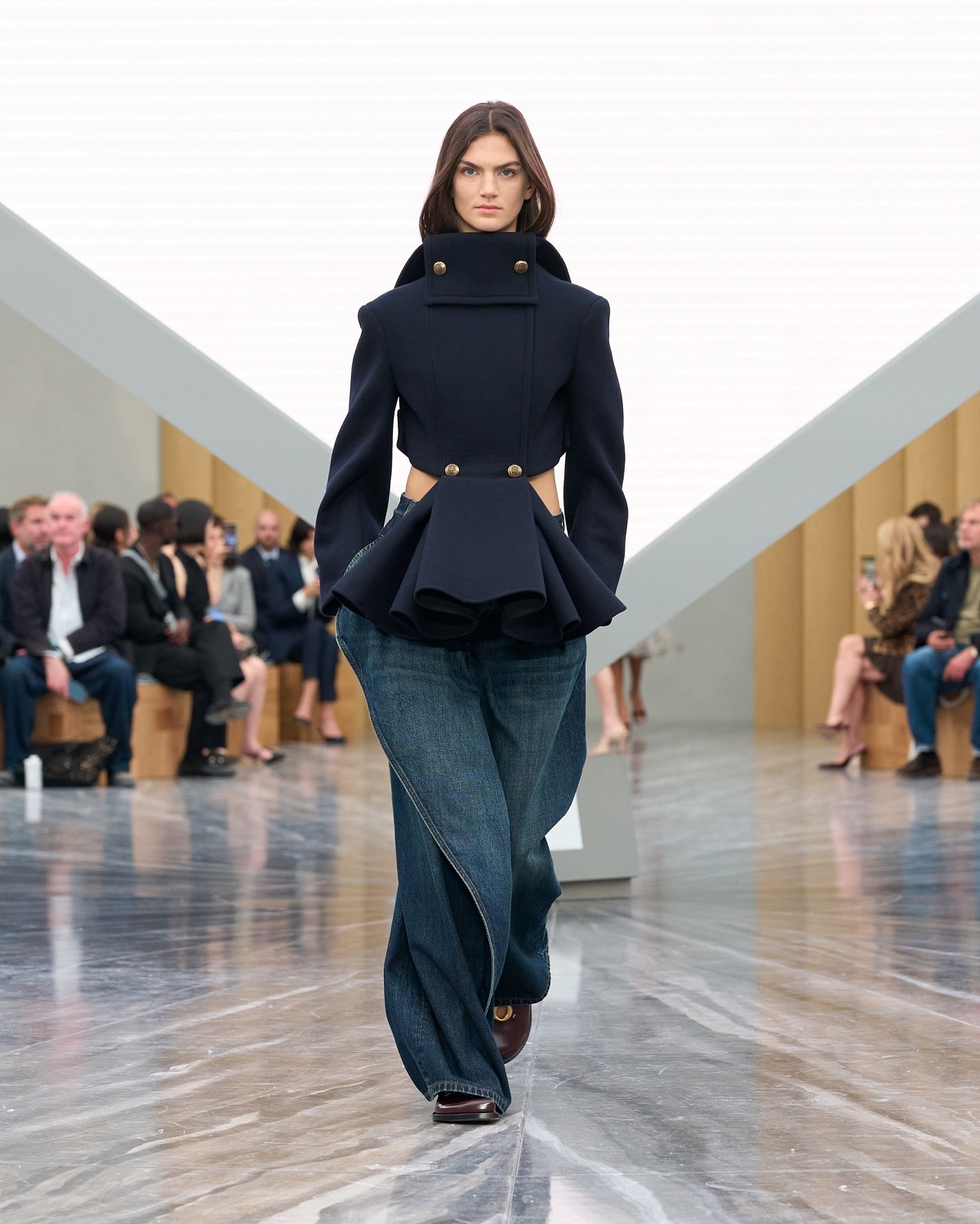 Първата дамска колекция на Dior начело с Джонатан Андерсън прекодира архива на модната къща