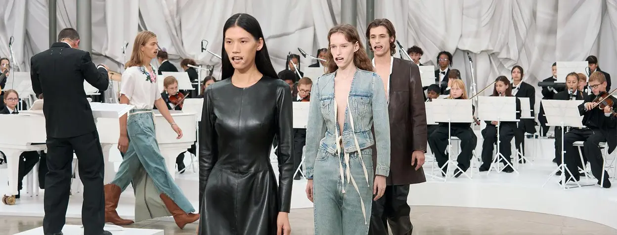 Maison Margiela от Глен Мартенс: Анатомия на принудителната усмивка