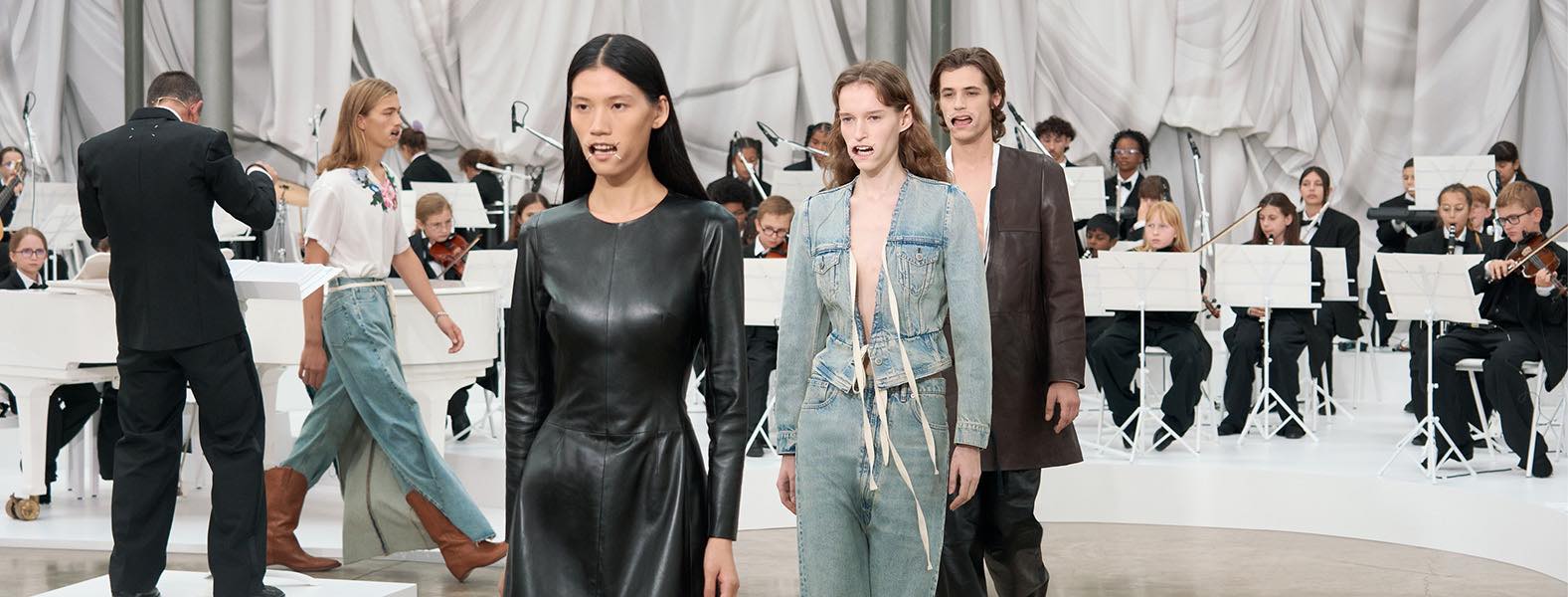 Maison Margiela от Глен Мартенс: Анатомия на принудителната усмивка