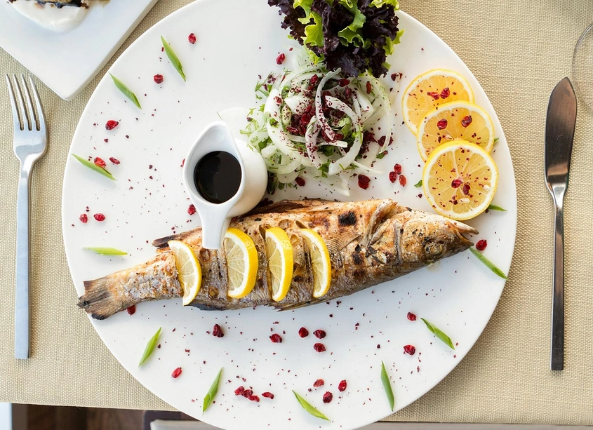 Лаврак с лимон, чесън и мащерка