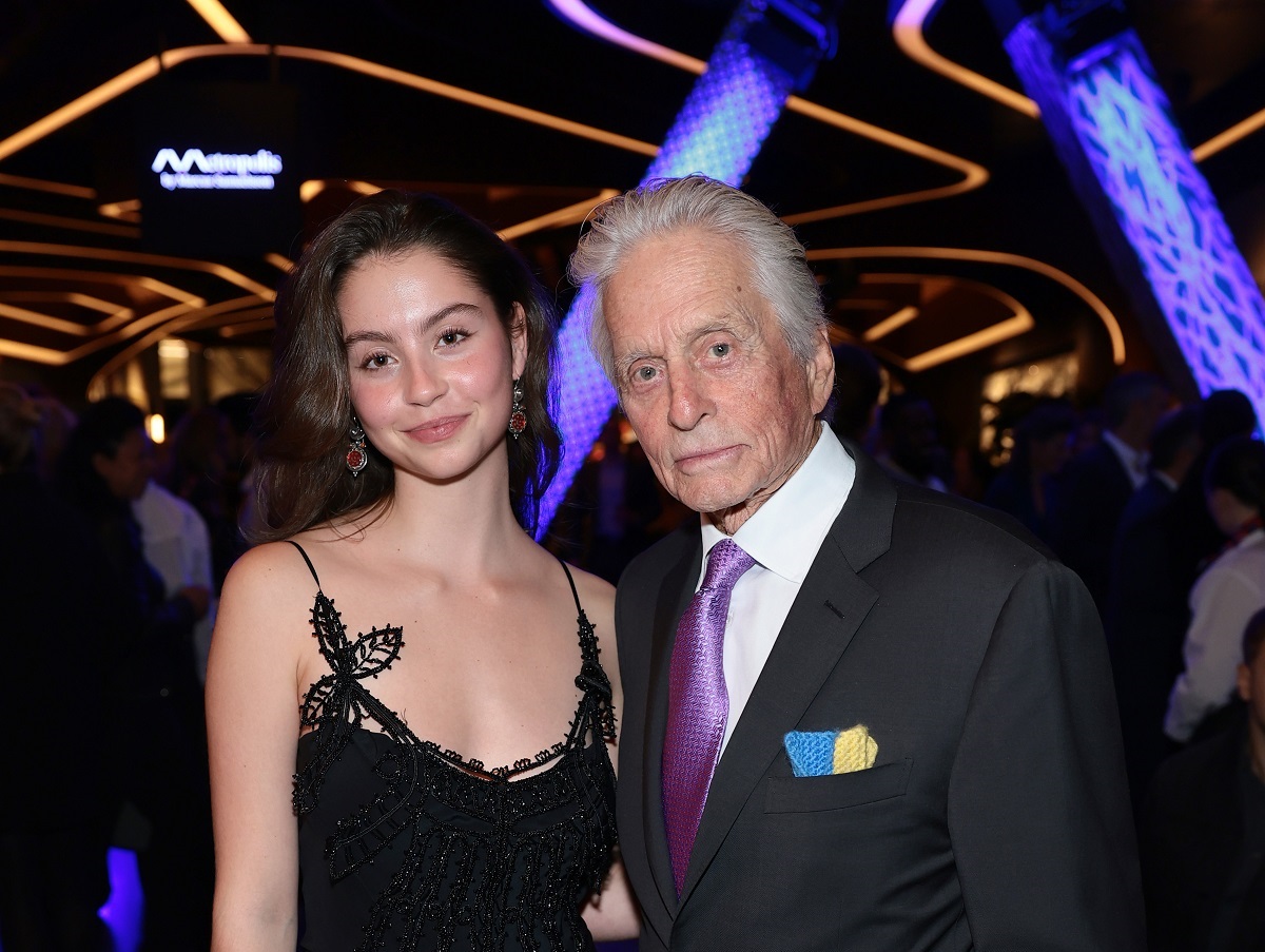 Майкъл Дъглас и очарователната му дъщеря Карис – сияние на червения килим в Ню Йорк