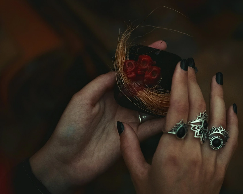 Бяла, черна и сива магия – когато енергията избира своя цвят