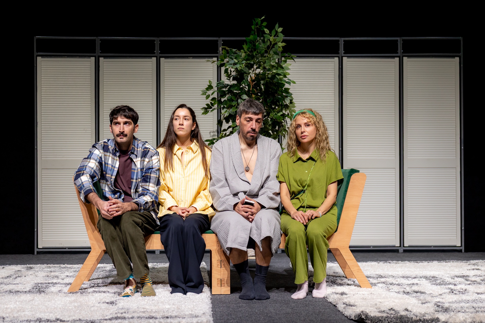 Пълна зала и дълги аплодисменти на премиерата на ''Оставам за малко'' в Театър Artvent