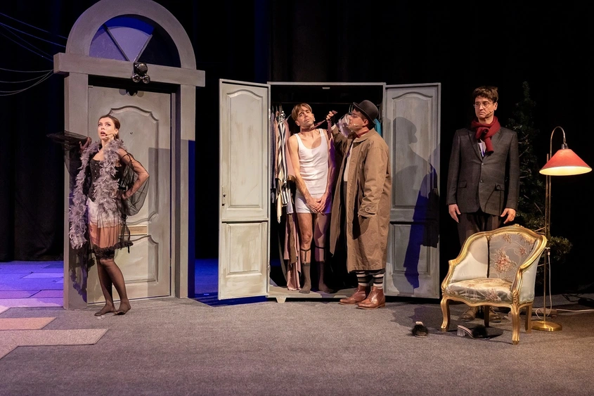 Публиката аплодира на крака ''Идиотът звъни винаги три пъти'' на премиерата в Театър Artvent