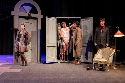 Публиката аплодира на крака ''Идиотът звъни винаги три пъти'' на премиерата в Театър Artvent