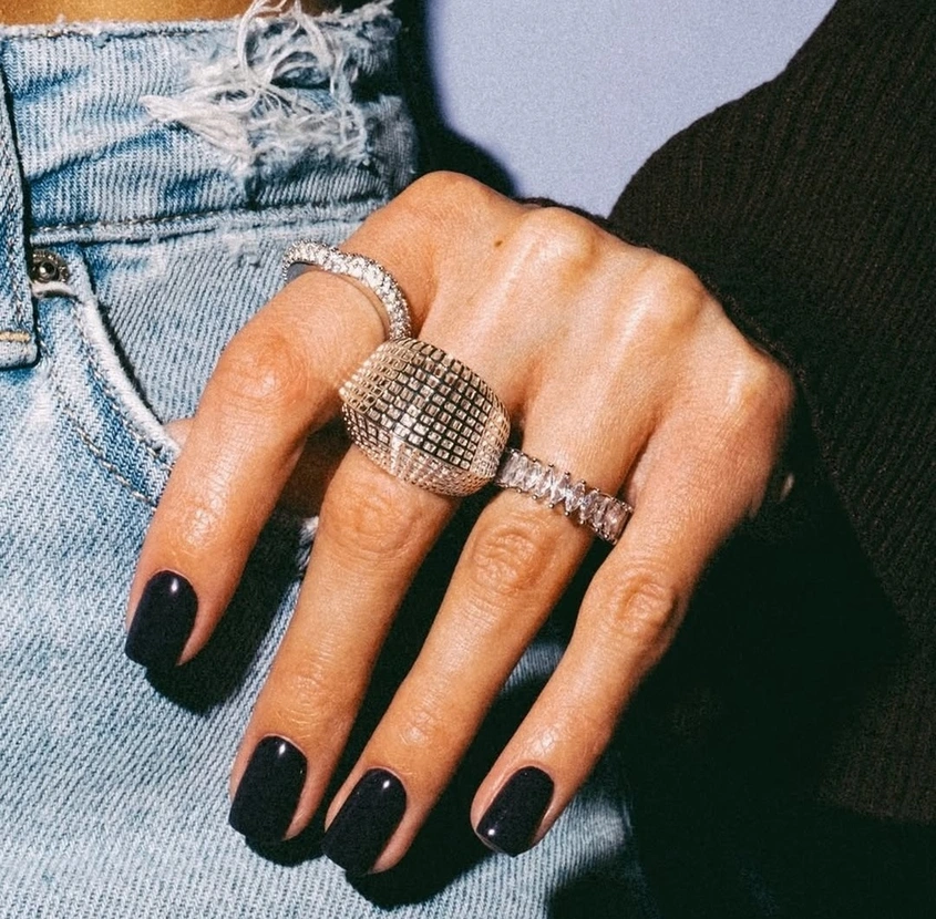 Мартенският маникюр 2026: ​Тъмната емоция на пролетта