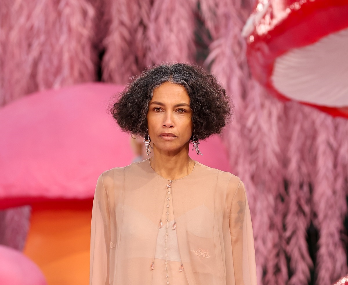 Коя е Стефани Кавали? 50-годишният модел,  който откри ревюто на Chanel