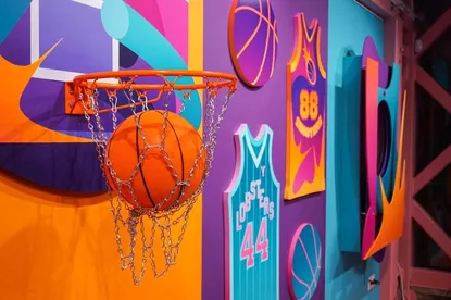 SHOOT: изложбата на Николай Петров – GLOW,  която изважда уличната енергия от баскетболното игрище и я пренася в галерийното пространство