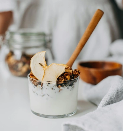 Енергия в купа: Здравословна закуска с кисело мляко, овесени ядки и сушени плодове