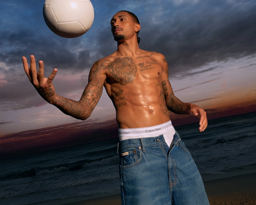 Calvin Klein представя Рафиня в новата си кампания за бельо