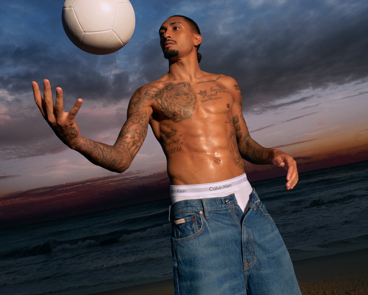 Calvin Klein представя Рафиня в новата си кампания за бельо