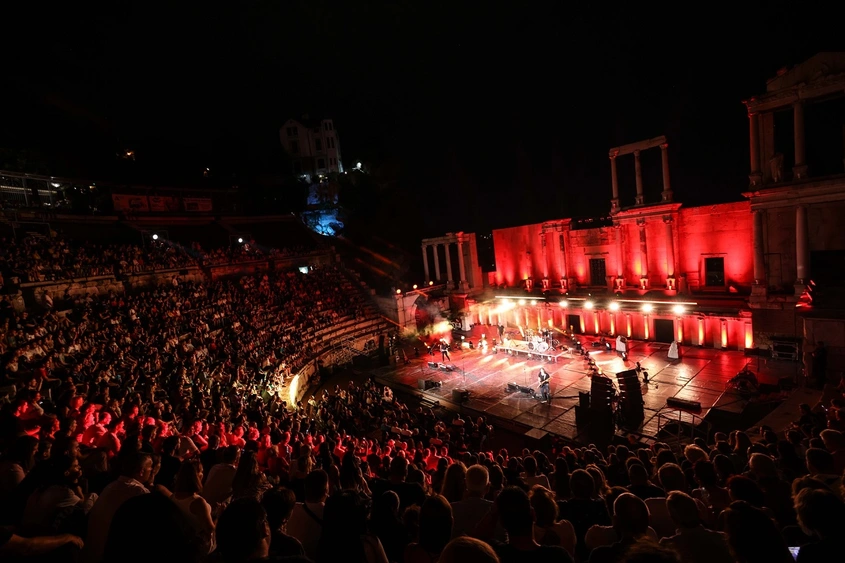 Б.Т.Р. ще премине през най-големите сцени в страната с Tour 2026 