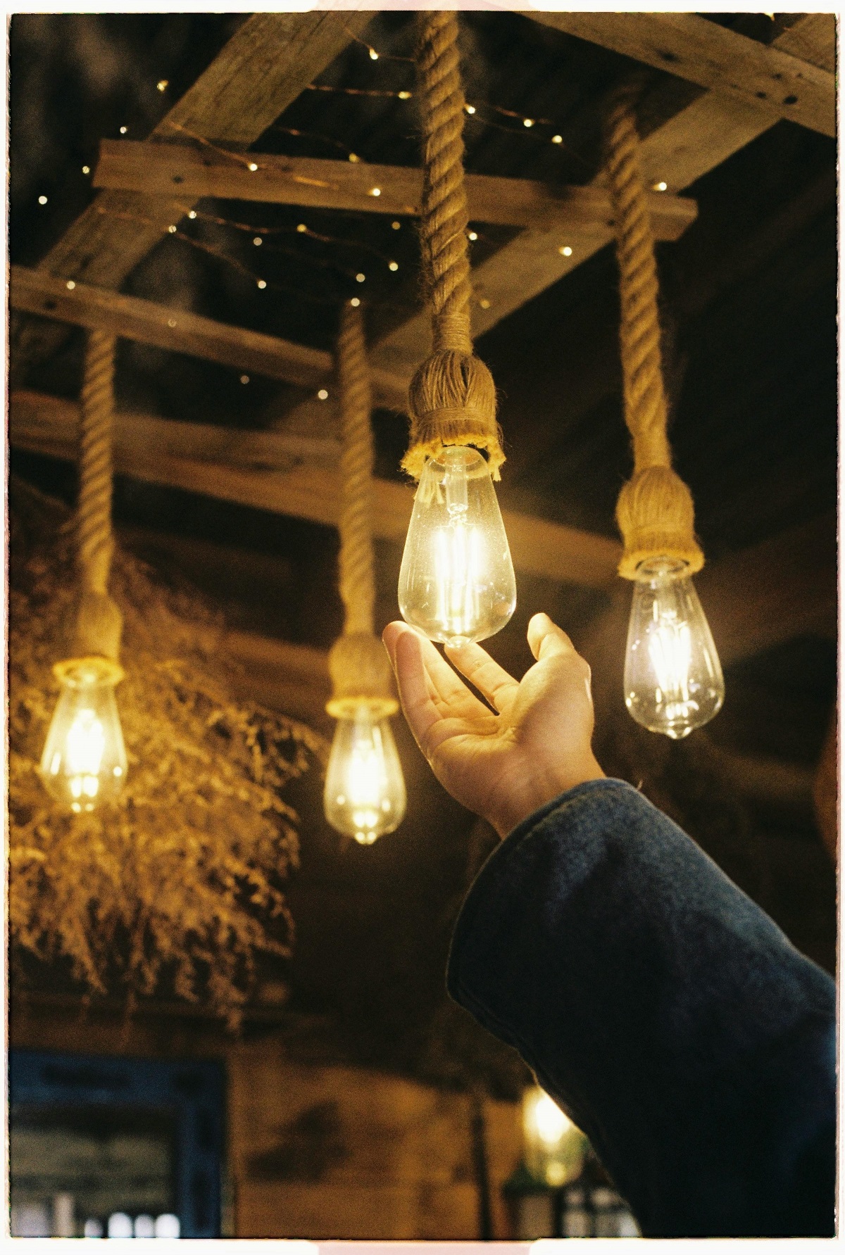 Как да си направим стилна лампа от подръчни материали