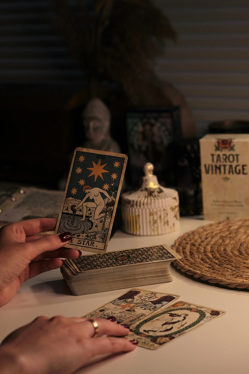 Май 2026 и картата на месеца, която пренаписва реалността