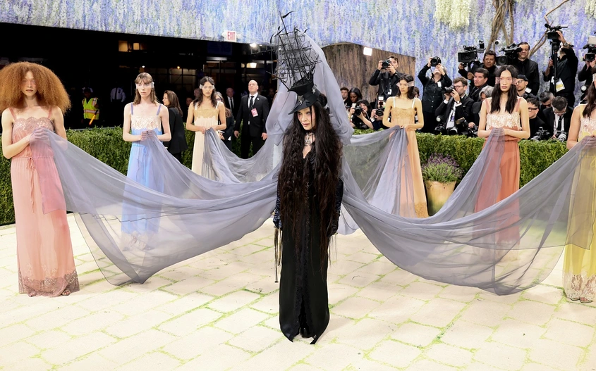 Сюрреалистичната Мадона донесе изкуството на стълбите на Met Gala 2026