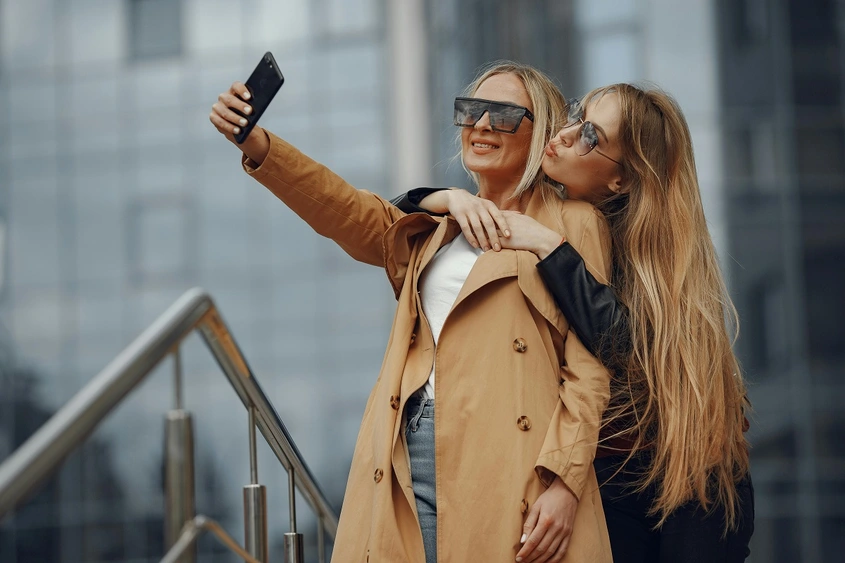 От алгоритъма до огледалото:  Как Instagram и Tik Tok пренаписаха правилата на личния стил