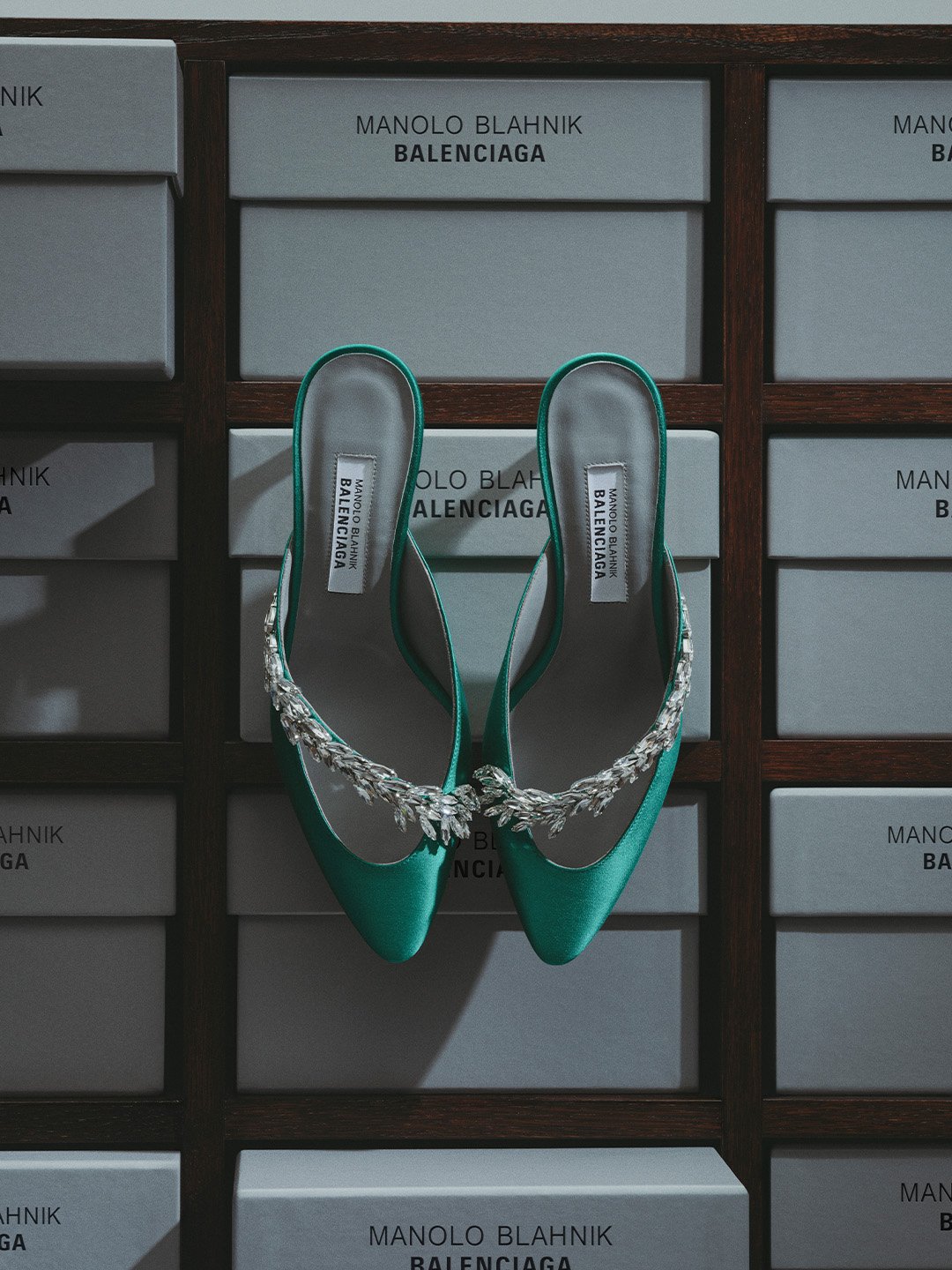 Balenciaga & Manolo Blahnik с първа съвместна колекция обувки